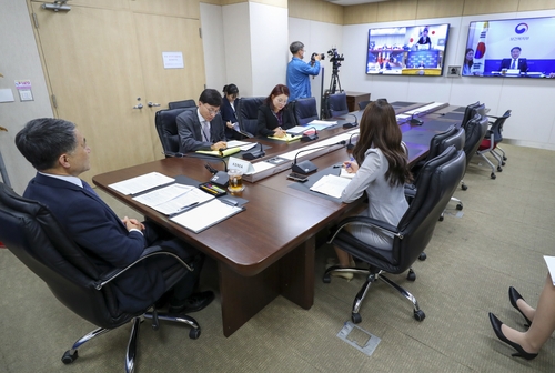 5月15日晚，韩中日三国卫生部长举行视频会议共商联合抗击新冠（COVID-19）疫情。图为韩国保健福祉部长官朴凌厚（左一）出席会议。 韩联社/韩国保健福祉部供图（图片严禁转载复制）
