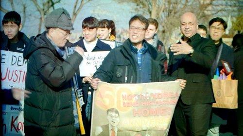 资料图片：大韩航空客机劫持案受害者家属会敦促朝鲜送还劫持人员。 1969年大韩航空客机劫持案受害者家属会供图（图片严禁转载复制）