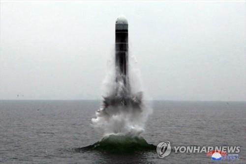 资料图片：据朝中社10月3日报道，朝鲜前一日成功试射“北极星3”号潜射弹道导弹。图为试射现场照。 韩联社/朝中社（图片仅限韩国国内使用，严禁转载复制）