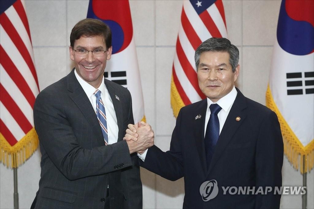 资料图片：韩国防长郑景斗（右）与美国新任防长马克·埃斯珀 韩联社