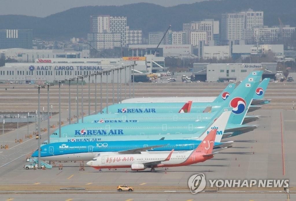 资料图片：多架客机停驻在仁川国际机场。 韩联社