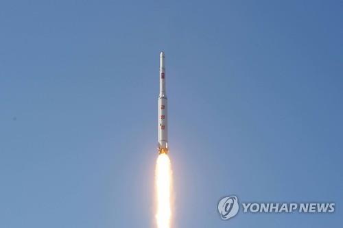 资料图片：朝鲜“光明星4”号卫星发射升空。 韩联社