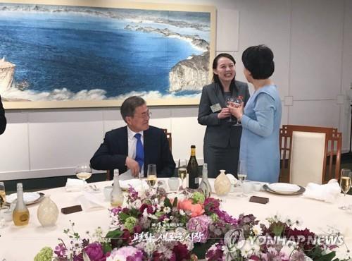 资料图片：2018年4月27日，在青瓦台，金与正（左二）与文在寅夫妇交谈。 韩联社/青瓦台脸书（图片严禁转载复制）
