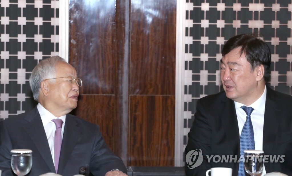 6月19日，在首尔朝鲜酒店，韩国经营者总协会会长孙京植（左）和中国驻韩大使邢海明交谈。 韩联社