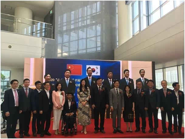 韩中两地会场嘉宾通过屏幕合影留念。 韩联社/韩中文化友好协会供图（图片严禁转载复制）