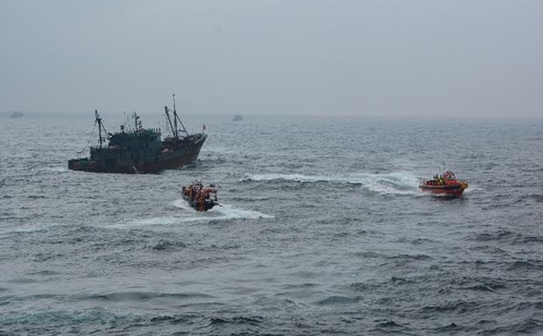 资料图片：韩国有关机关对非法捕捞的中国渔船进行渔政指导。 韩联社/海洋水产部供图（图片严禁转载复制）