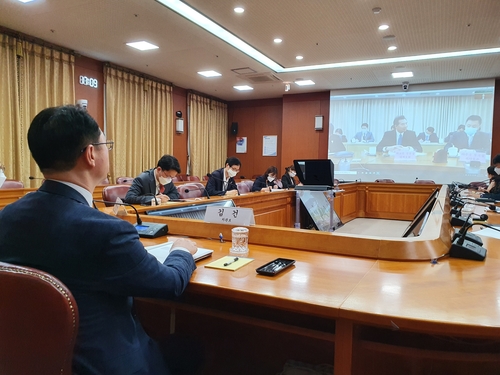 7月23日，韩国外交部次官补（外长助理）金健同中国外交部副部长罗照辉举行视频会议。 韩联社/外交部供图（图片严禁转载复制）