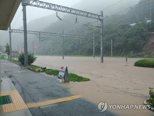 韩中部地区暴雨成灾 伤亡事故渐增