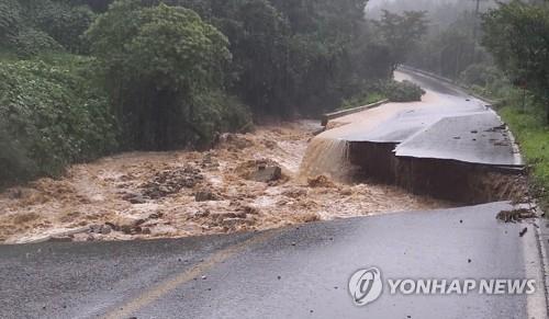 8月2日，位于忠清北道忠州市山尺面的一条道路被暴雨冲毁。 韩联社