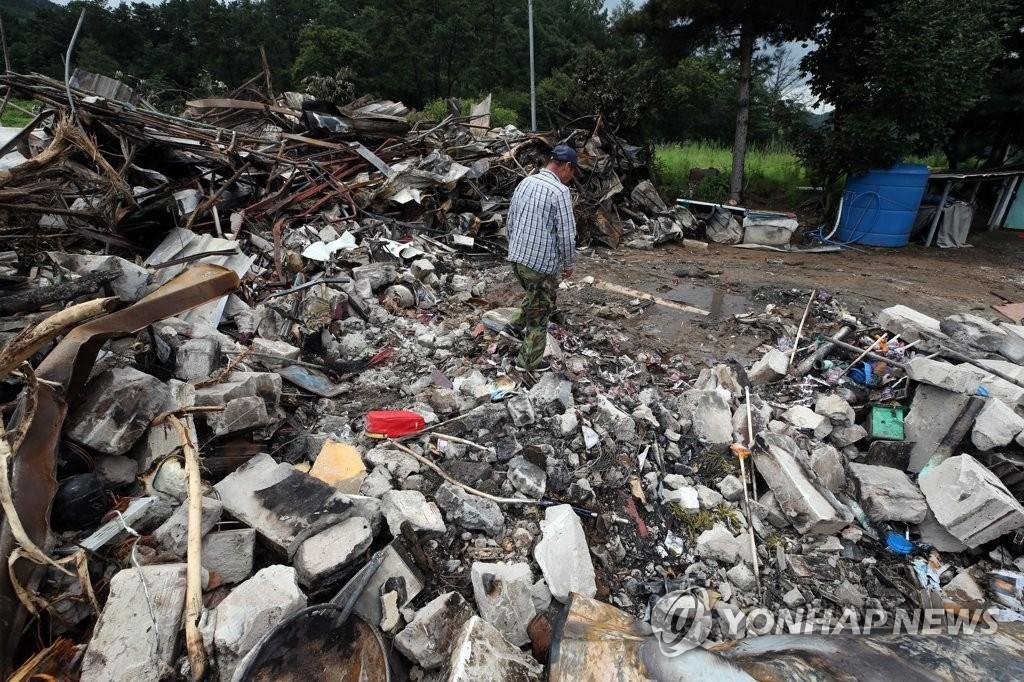 资料图片：8月2日，在忠清北道忠州市，暴雨引起的山体滑坡导致一栋房屋瓦斯爆炸，现场一片废墟。 韩联社