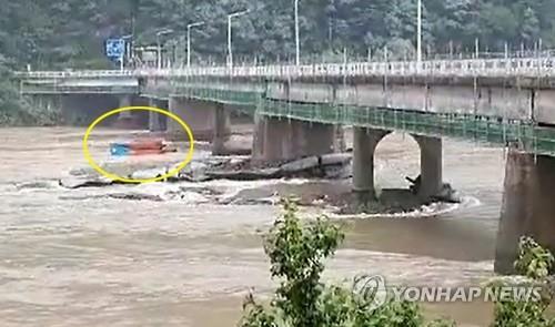 8月6日，在江原道春川市衣岩坝上游500米处，一艘警察艇（黄圈内）倾覆。 韩联社/读者供图（图片严禁转载复制）