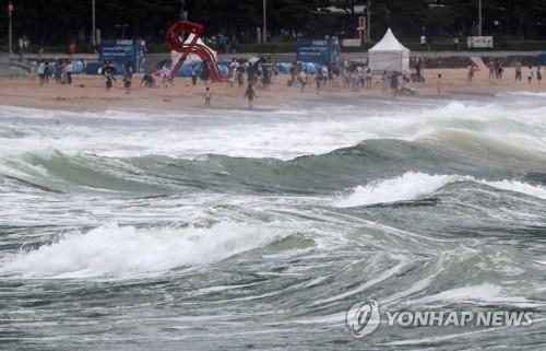 资料图片：这是釜山海云台海水浴场，摄于8月10日。 韩联社