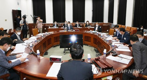 8月20日，韩国国会情报委员会召开全体会议，听取国家情报院工作报告。韩联社
