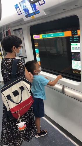LG Display透明OLED显示屏亮相京深地铁。 韩联社/LG Display供图（图片严禁转载复制）