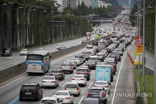 资料图片：2019年9月12日，在京釜高速公路，返乡车辆排成长龙。 韩联社