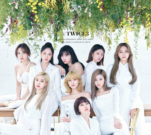 Twice精选三辑登顶日本公信榜专辑周榜 韩联社