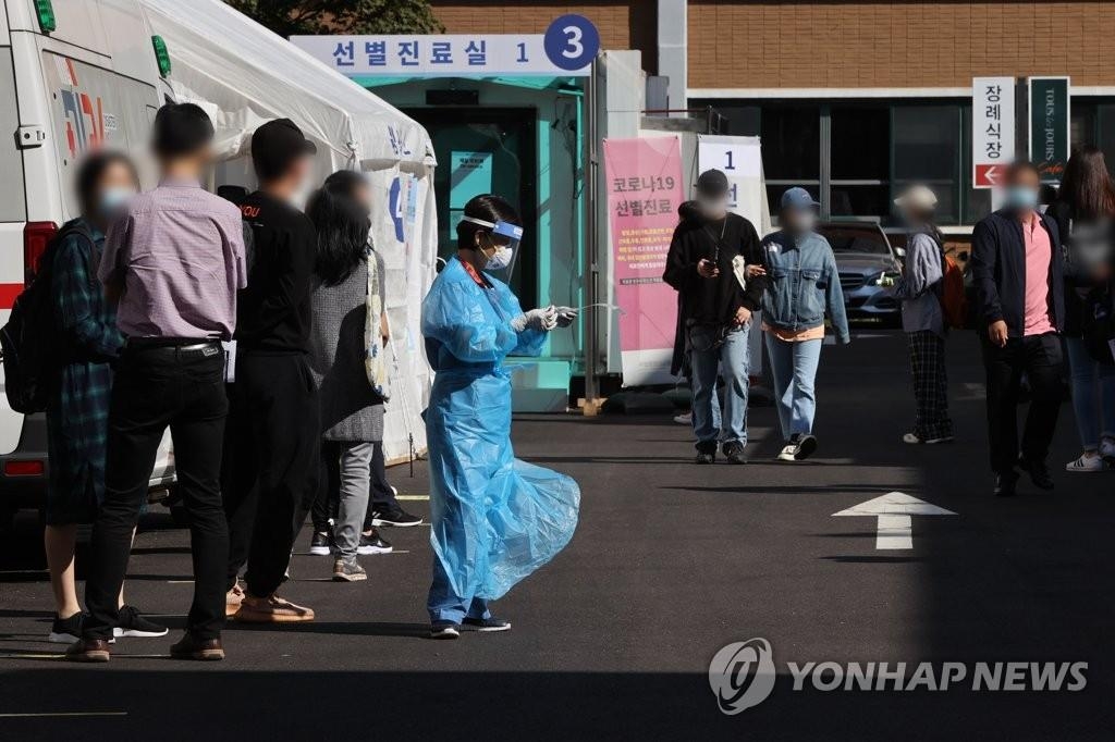 9月22日，在首尔市中区国立中央医疗院筛查门诊，市民排队候检。 韩联社
