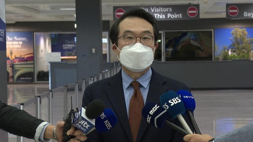 当地时间9月27日，韩国外交部韩半岛和平交涉本部长李度勋在美国华盛顿杜勒斯国际机场接受记者采访。 韩联社