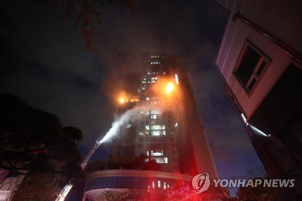 10月8日，韩国蔚山市一栋33层高楼发生火灾。图为现场照。 韩联社