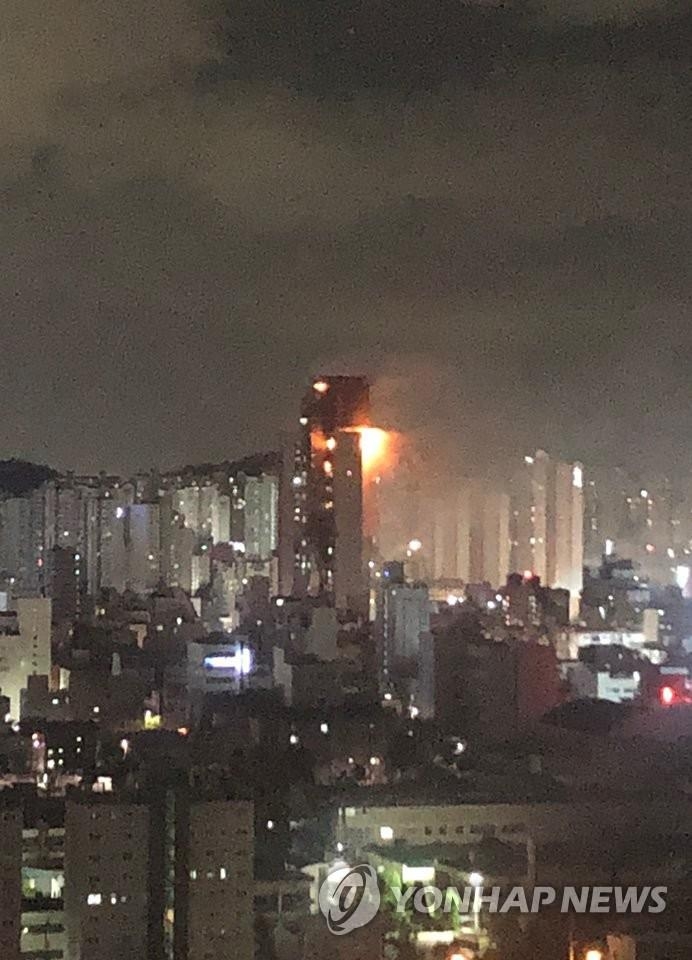 10月8日，韩国蔚山市一栋33层高楼发生火灾。图为现场照。 韩联社/读者供图（图片严禁转载复制）