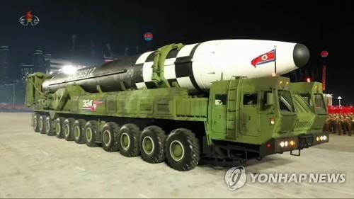 10月10日，朝鲜在劳动党成立75周年阅兵式上公开新型洲际弹道导弹。 韩联社/朝鲜中央电视台画面截图（图片仅限韩国国内使用，严禁转载复制）