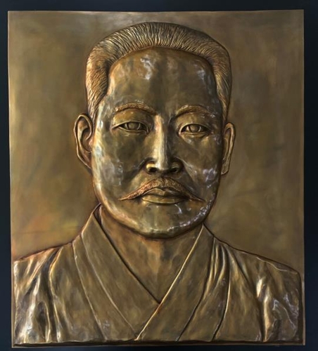 金佐镇将军面部浮雕作品 韩联社/徐坰德供图（图片严禁转载复制）