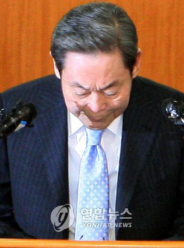 资料图片：2008年4月22日，在位于首尔太平路的三星办公楼，李健熙开记者会就独检组调查结果表态。