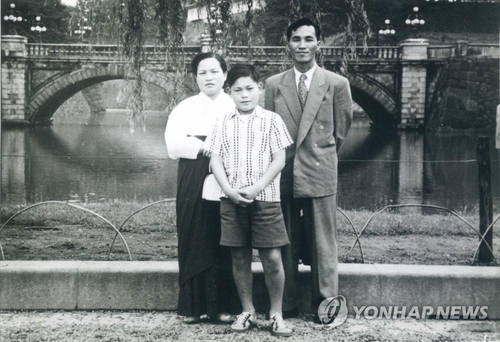 10月25日，三星集团会长李健熙因病去世，享年78岁。图为李健熙儿时与父母的合照。 韩联社/三星电子供图（图片严禁转载复制）