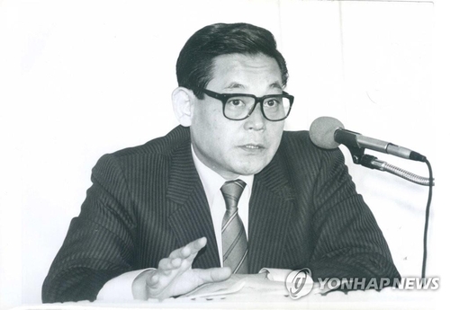 10月25日，三星集团会长李健熙因病去世，享年78岁。图为李健熙1988年出席研讨会的老照片。 韩联社/三星电子供图（图片严禁转载复制）