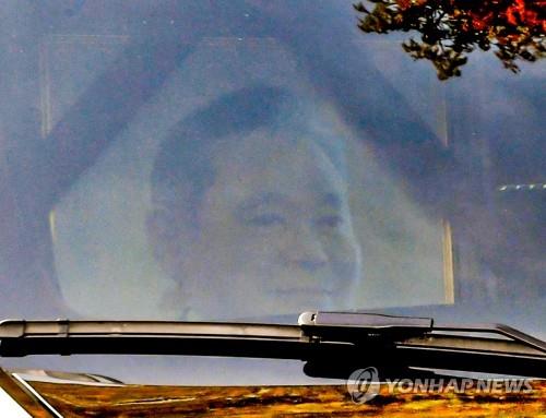 10月28日上午，已故三星集团会长李健熙的出殡仪式在三星首尔医院举行。图为李健熙遗像安放在灵车内。 韩联社/联合摄影团