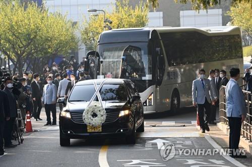 10月28日上午，已故三星集团会长李健熙的出殡仪式在三星首尔医院举行。图为灵车驶离殡仪馆。 韩联社/联合摄影团
