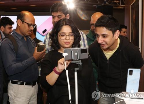 资料图片：三星Galaxy S20智能手机在印度上市。 韩联社/三星电子供图（图片严禁转载复制）