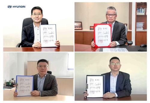 10月27日,现代汽车副社长、商用事业本部长李仁哲(左上)同中国公司在线签署工作协议。 韩联社/现代汽车供图(图片严禁转载复制)