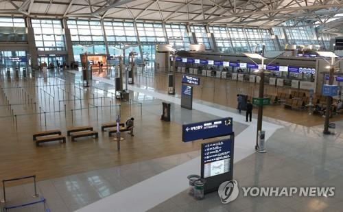 资料图片：图为仁川国际机场冷清的出发大厅，摄于8月9日。 韩联社