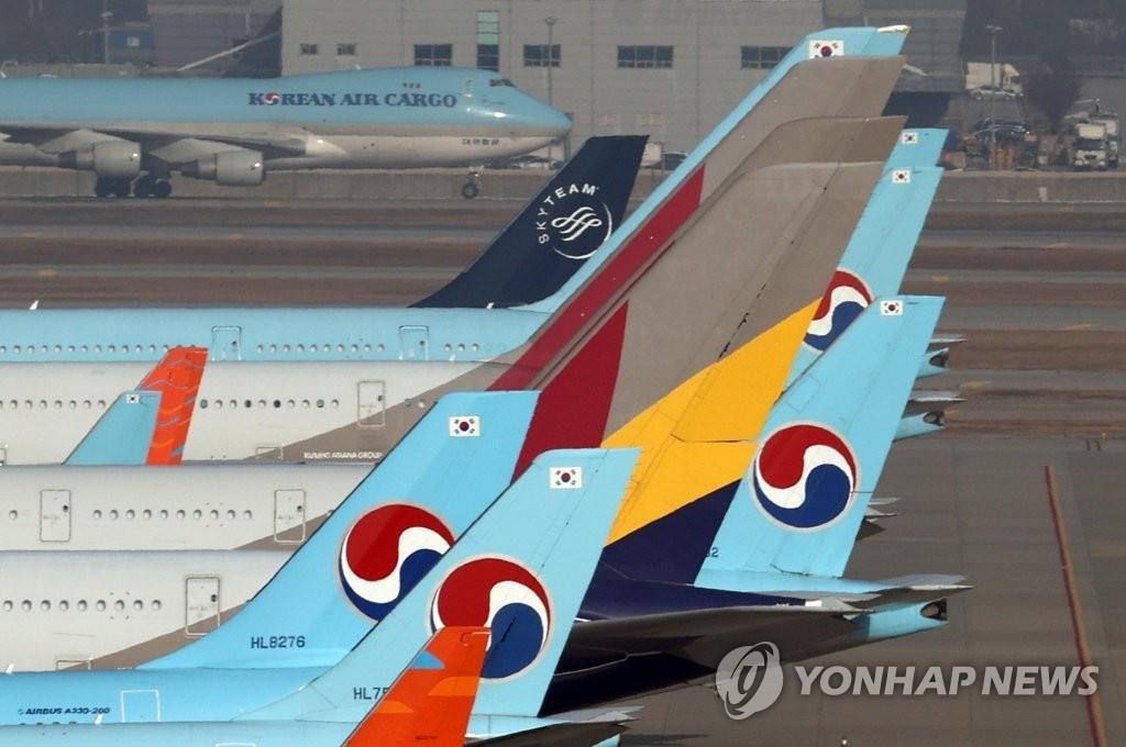 资料图片：11月16日，大韩航空和韩亚航空客机停放在仁川国际机场。 韩联社