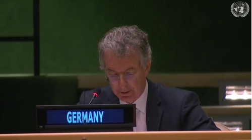德国常驻联合国代表霍伊斯根介绍朝鲜人权决议案。 联合国网络电视截图（图片严禁转载复制）