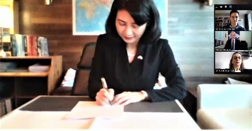 11月24日，韩国驻挪威大使南英淑（左）与CEPI首席执行官理查德·哈切特（右侧居中）以视频方式举行签约仪式。 韩国外交部供图（图片严禁转载复制）