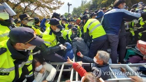 资料图片：10月22日，星州民众与警察发生冲突。韩联社