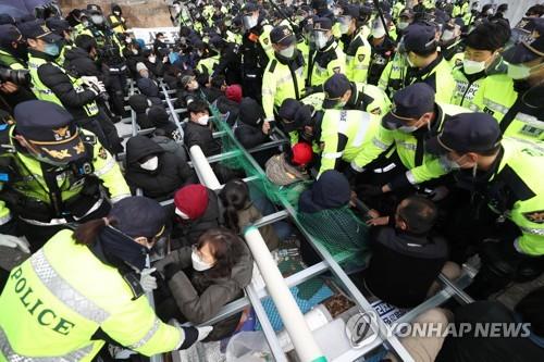 11月27日，在星州，居民和警察发生冲突。 韩联社