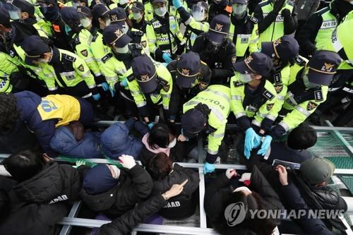 11月27日，在星州，居民和警察对峙。 韩联社