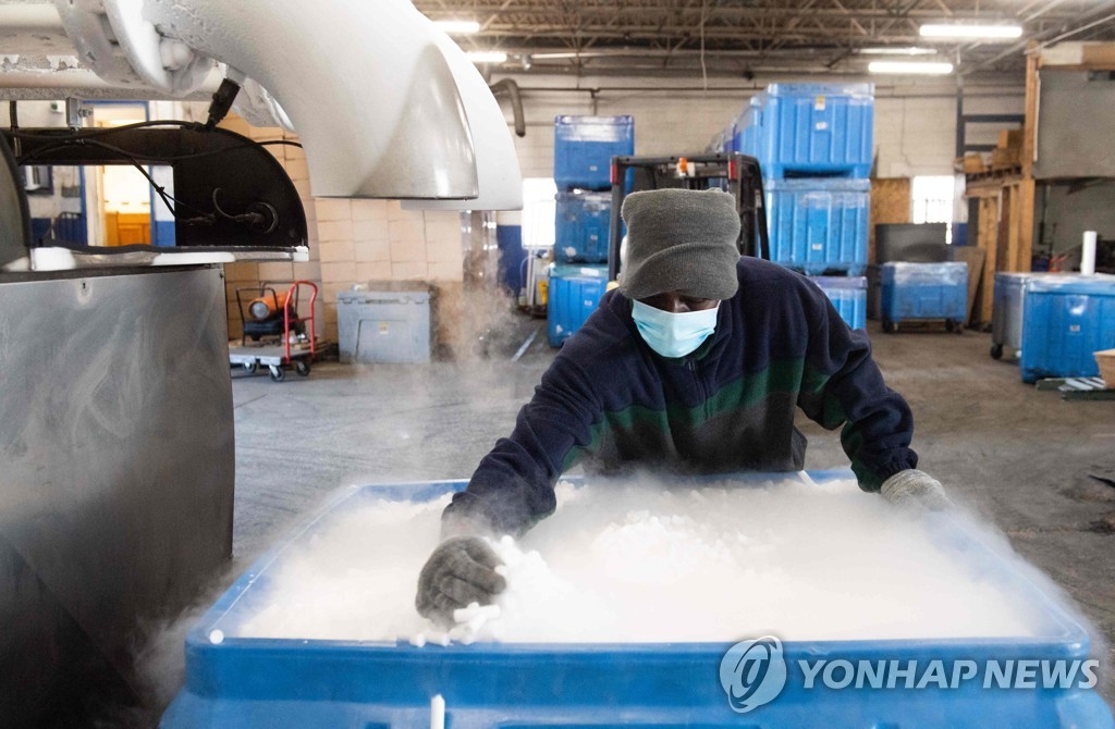 资料图片：用于超低温保存辉瑞新冠疫苗的干冰 韩联社