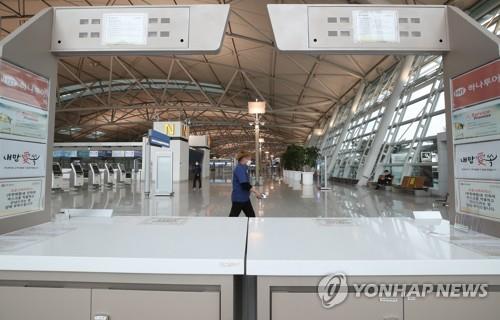 资料图片：11月18日，疫情下仁川机场空荡空荡如也。 韩联社