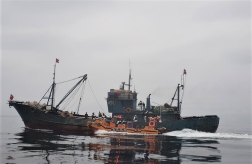 韩海警扣押一艘非法捕捞的中国渔船