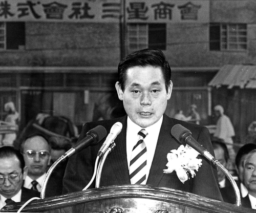 资料图片：三星电子会上李健熙在三星集团成立50周年纪念仪式上发言。 韩联社/三星电子供图（图片严禁转载复制）