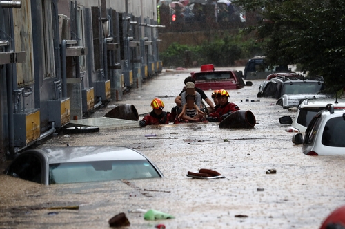 资料图片：7月30日，暴雨过后，大田市一道路被水淹没。 韩联社