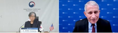 12月29日，疾病管理厅厅长郑银敬（左）和美国国家过敏和传染病研究所所长安东尼·福奇举行视频会议。 韩联社/疾病管理厅供图（图片严禁转载复制）
