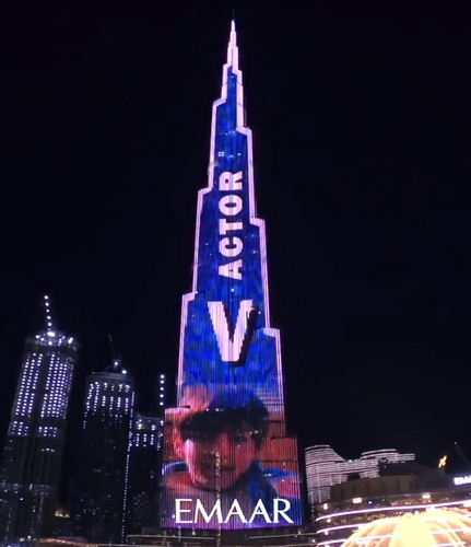 粉丝在迪拜哈利法塔举办灯光秀为V庆生。 哈利法塔推特截图（图片严禁转载复制）