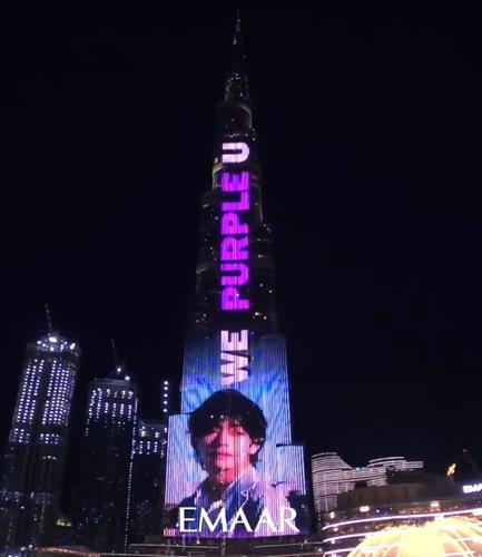 粉丝在迪拜哈利法塔举办灯光秀为V庆生。 韩联社/哈利法塔推特截图（图片严禁转载复制）