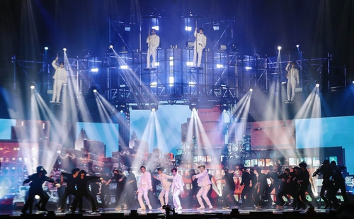 1月10日，在第35届金唱片奖唱片部门颁奖礼上，NCT 127献上精彩表演。 韩联社/金唱片奖办公室供图（图片严禁转载复制）