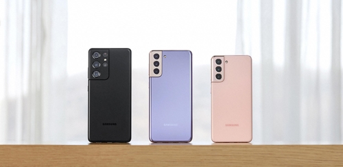 1月15日，三星电子在线举行"Galaxy Unpack 2021"发布会，公开新一代Galaxy S21系列旗舰机的三款机型。左起依次为幻影黑、紫、粉配色的Galaxy S21 Ultra、Galaxy S21+、Galaxy S21。 韩联社/三星电子供图（图片严禁转载复制）